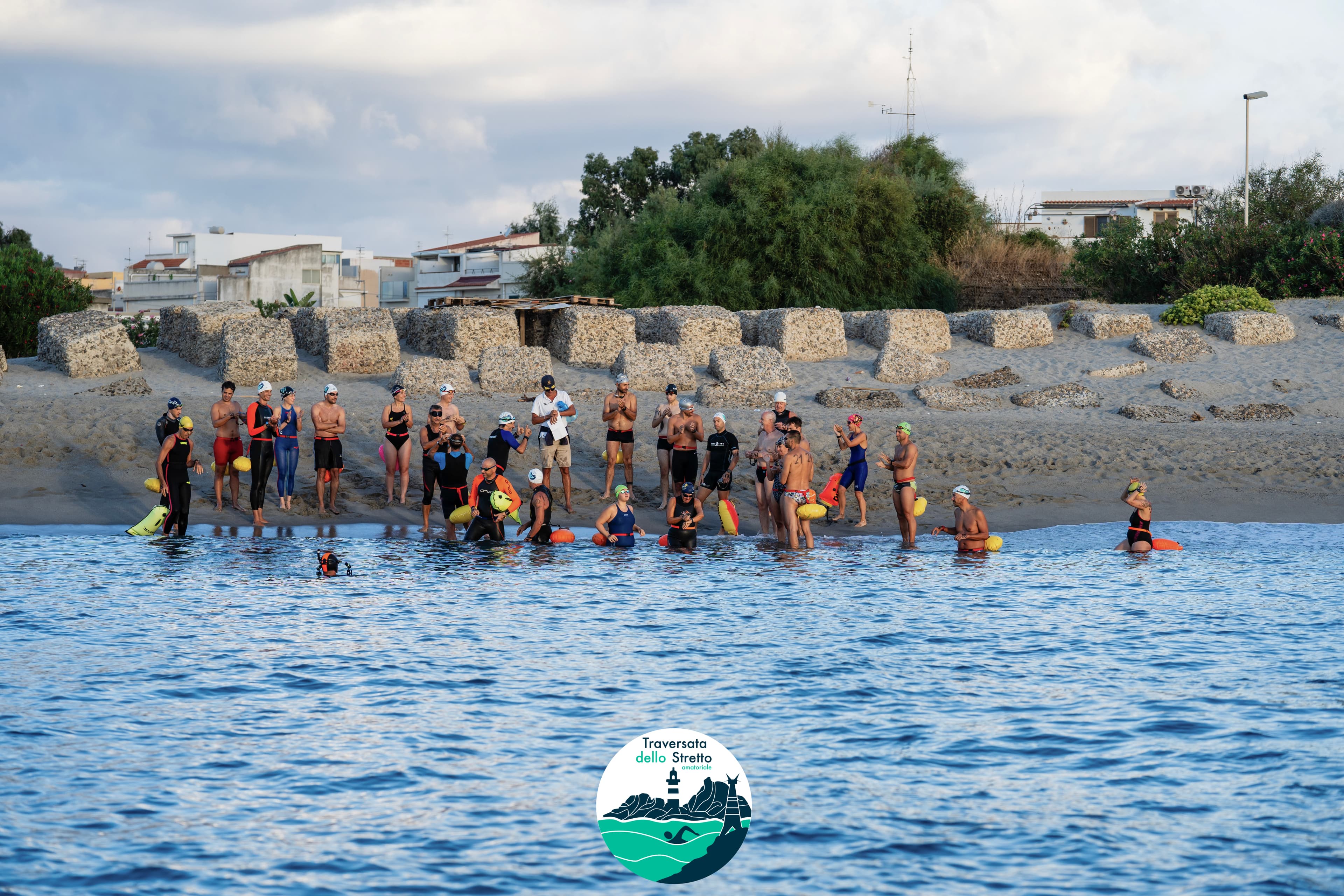 Staff sulla spiaggia durante la preparazione