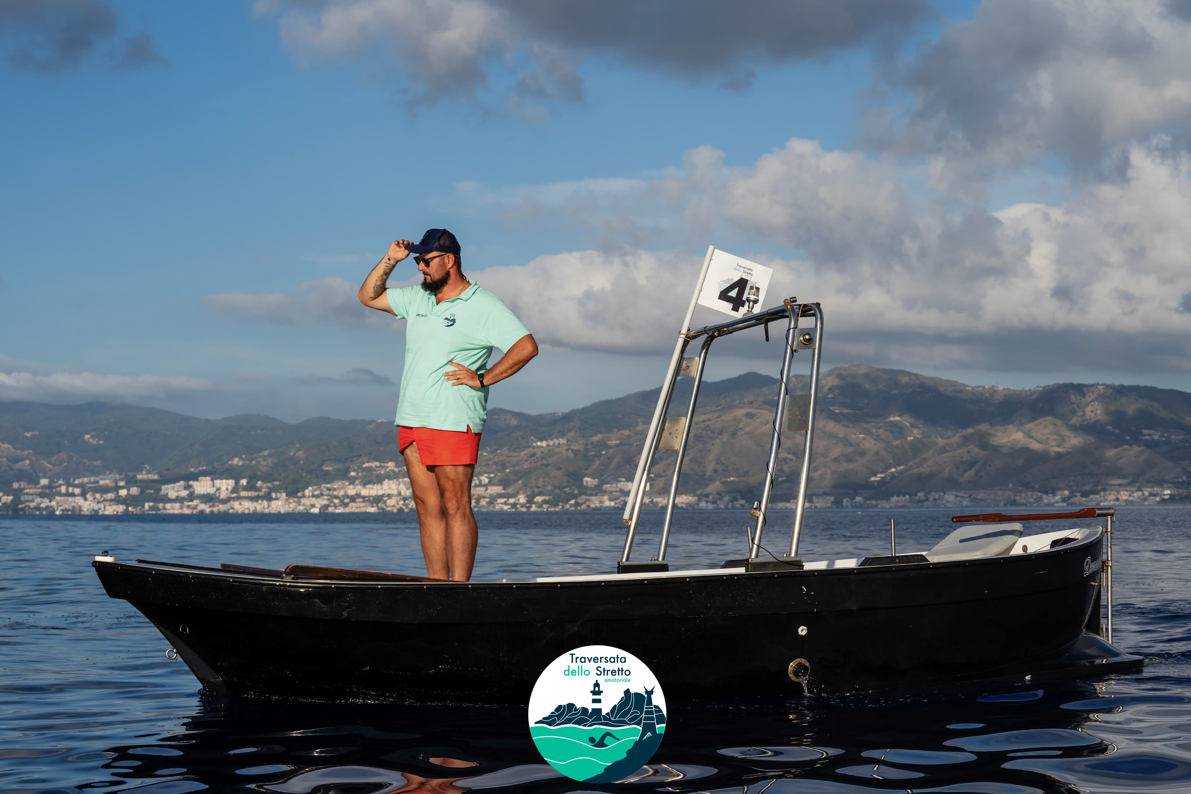 Barca di supporto durante la traversata