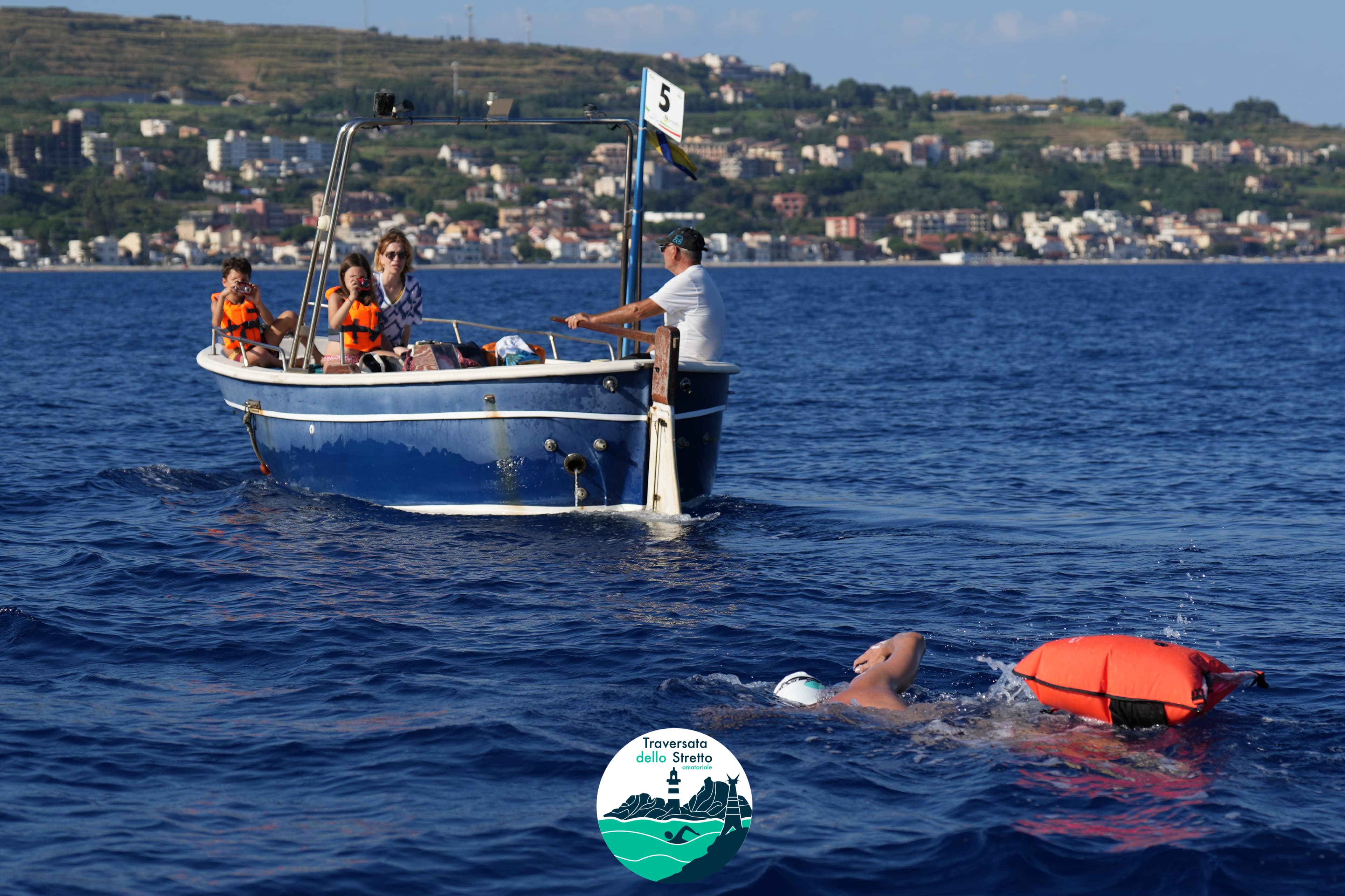 Nuotatori con boa di sicurezza